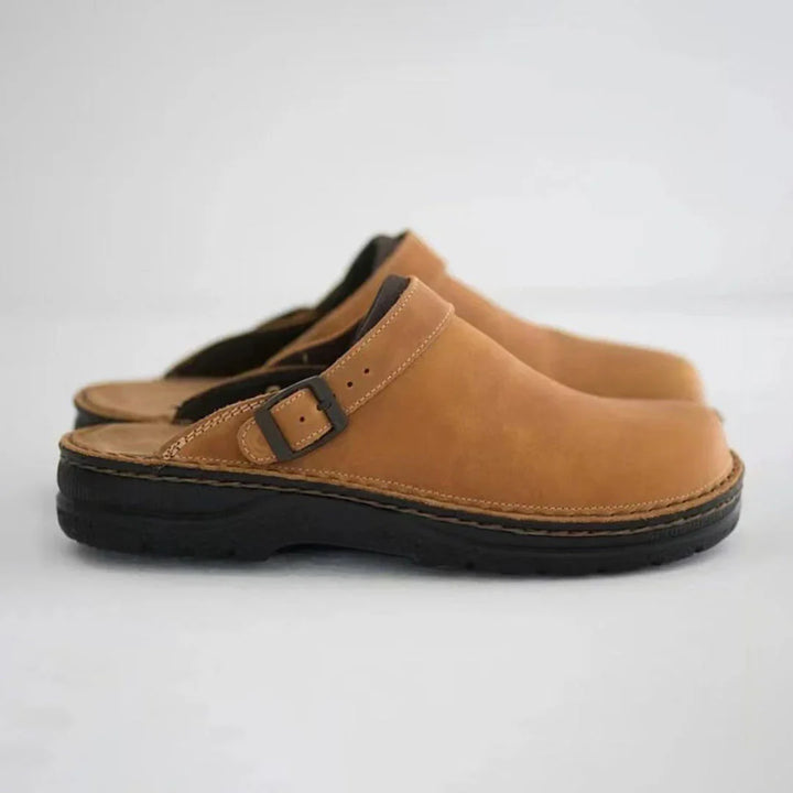 Komfortable herresko: slip-on clogs i slidstærkt materiale, designet for ergonomisk støtte og åndbarhed.