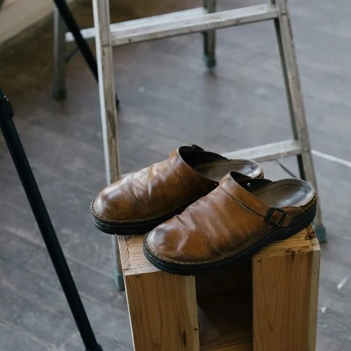 Brune ortopædiske clogs til mænd, med en klassisk, praktisk stil. Ideelle som komfortable arbejdssko.