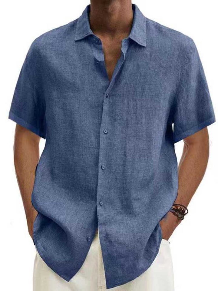 Åndbar kortærmet herreskjorte for et casual look, perfekt til varme sommerdage.