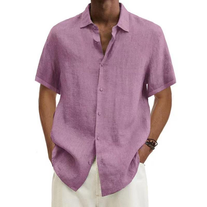 Model viser komfortabel kortærmet herreskjorte, ideel til et stilrent sommerlook.