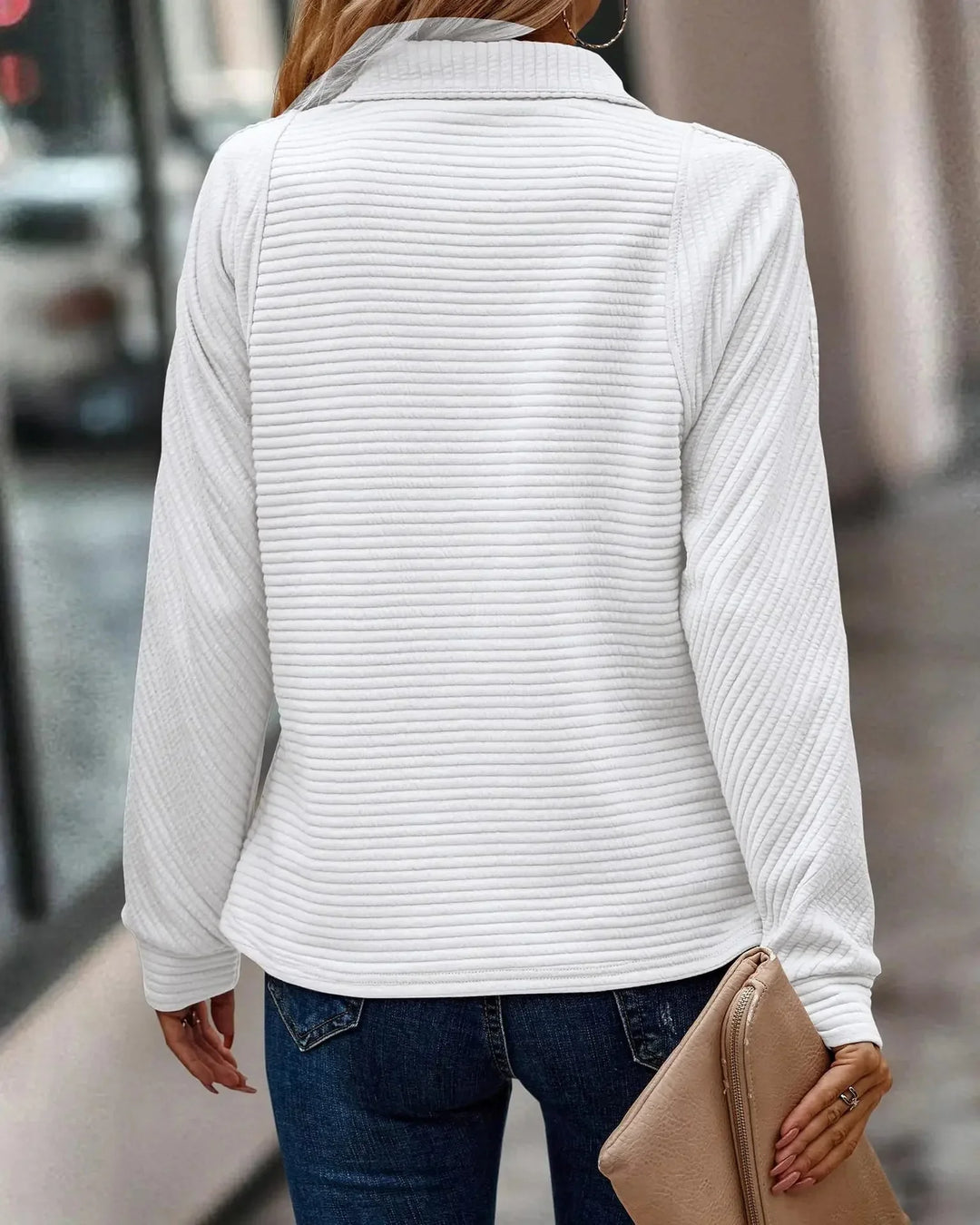 Alsidig kvinde pullover med V-hals lynlås. Komfortabel, langærmet dameoverdel, ideel til elegant efterårstøj.