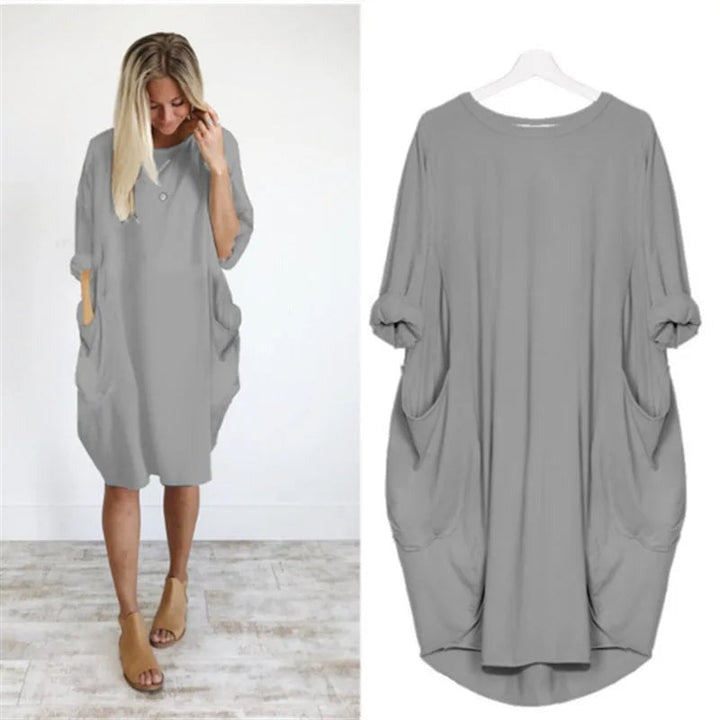 Elegant og komfortabel sommerkjole til kvinder, designet med kort ærme og en klassisk rund hals.