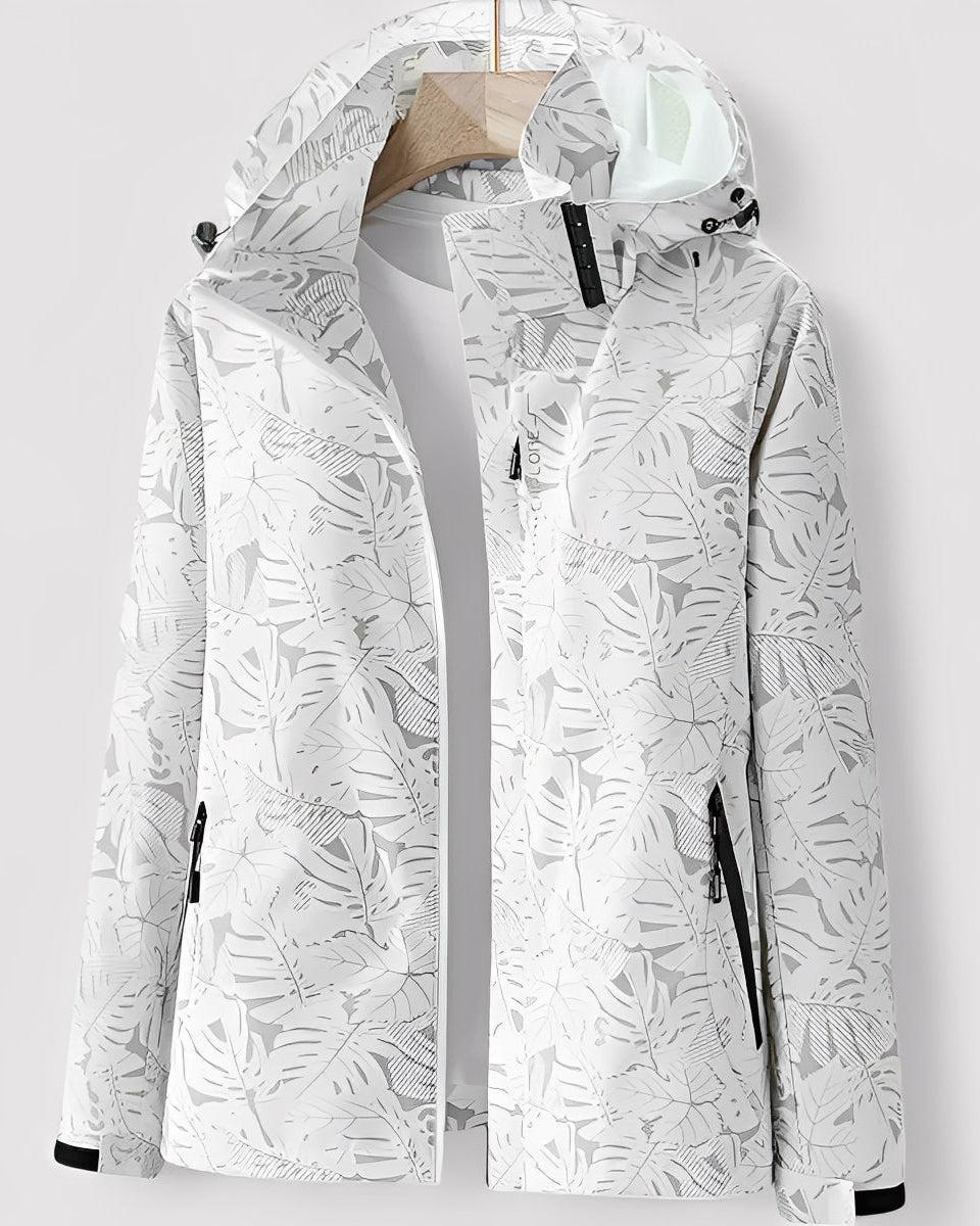 Vejrbestandig regnjakke til kvinder med letvægts design og naturmønster.