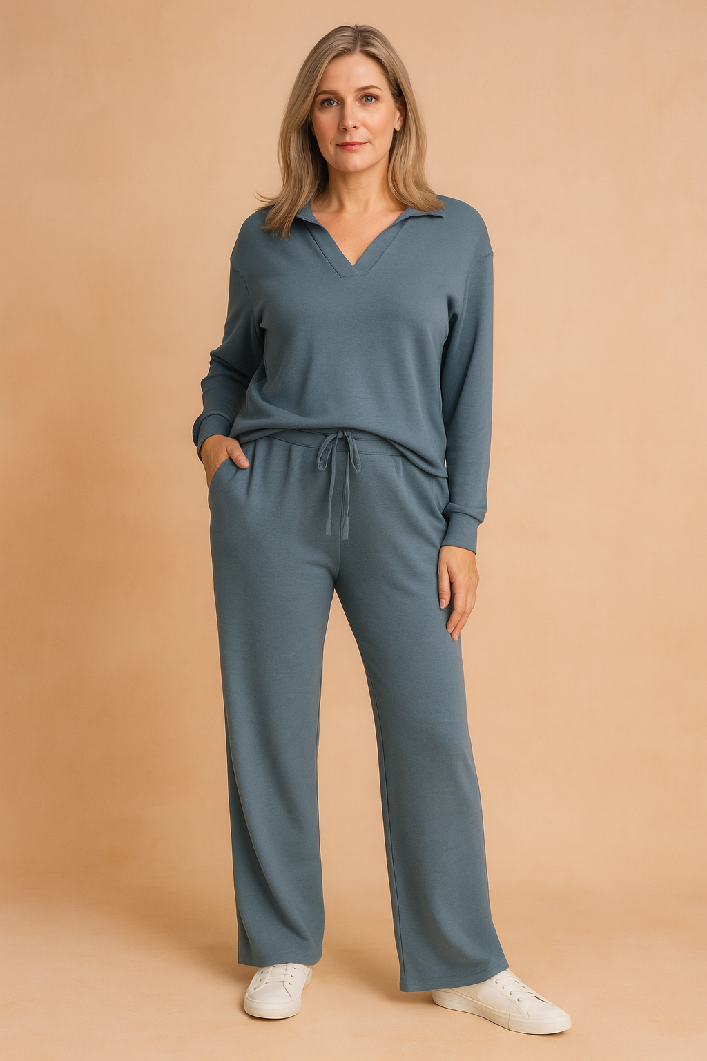 Komfortabelt kvindetræningssæt i afslappet stil. Blødt todelt loungewear til hverdagsbrug.
