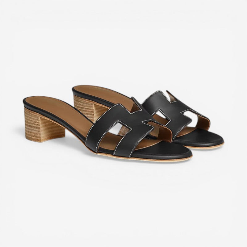 Elegante brune damesandaler med åben tå. Alsidige slip-on sandaler med mellemhøj hæl til hverdagsbrug.
