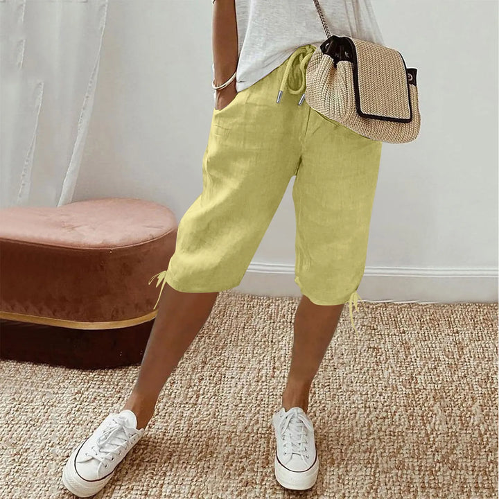 Stabel af farverige dame sommer shorts, fremviser de mange valgmuligheder.