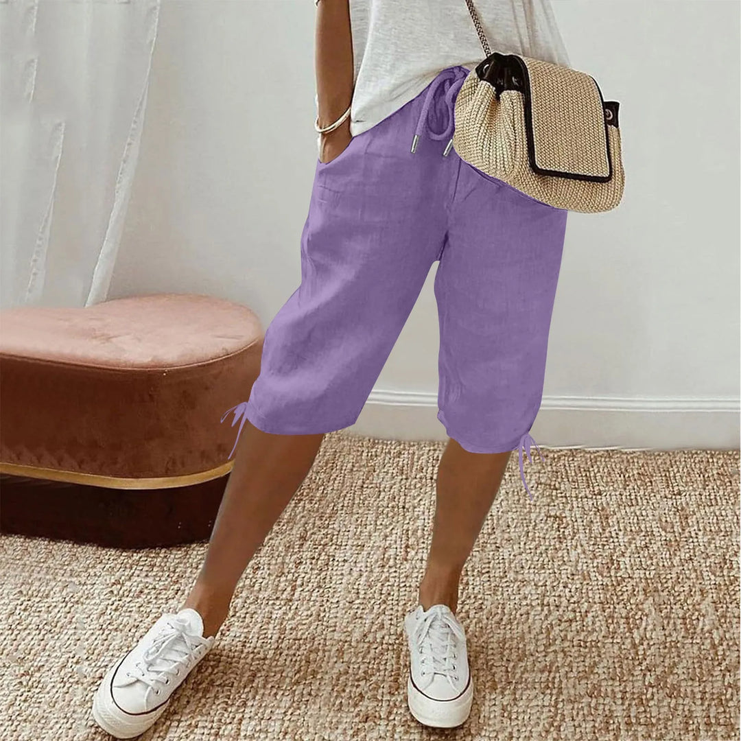 Kvinde i flowy dame shorts, perfekt til en afslappet spadseretur i sommervejret.