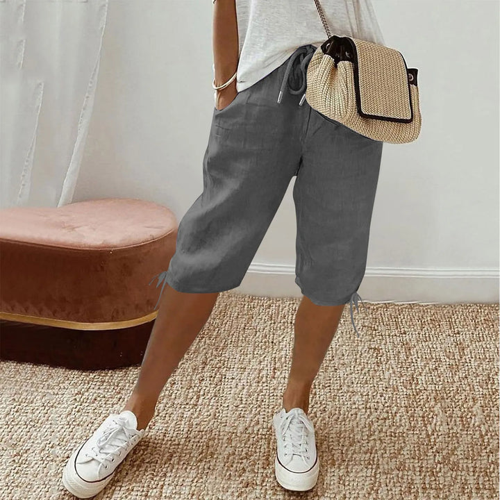 Hvide dame sommer shorts med justerbar talje, en elegant og let fritids shorts.
