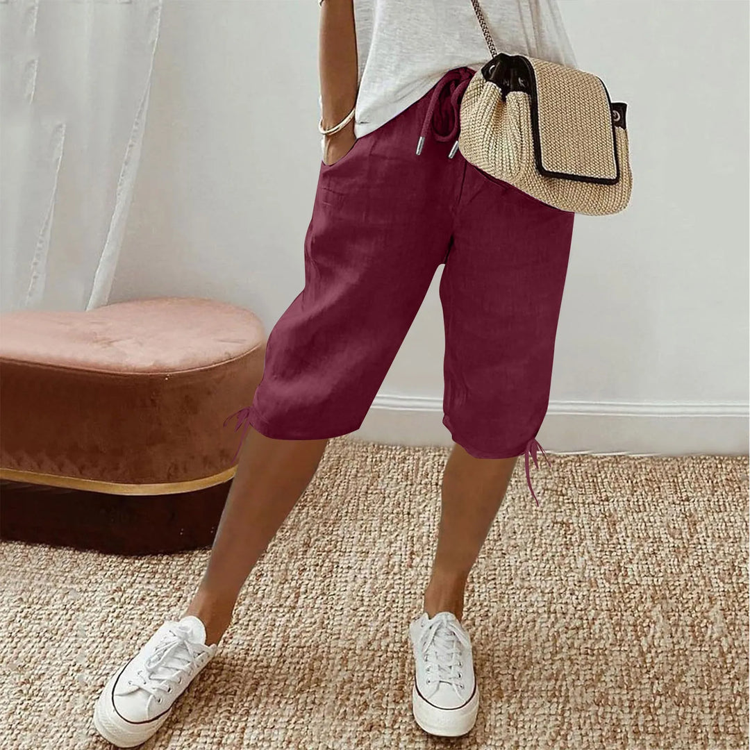 Nærbillede af den justerbare talje på dame sommer shorts for perfekt pasform.