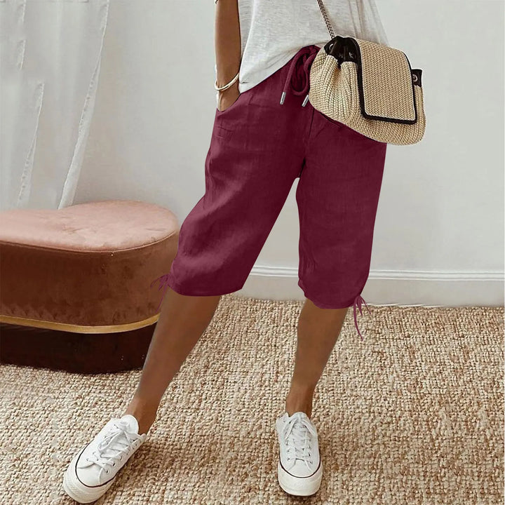 Nærbillede af den justerbare talje på dame sommer shorts for perfekt pasform.