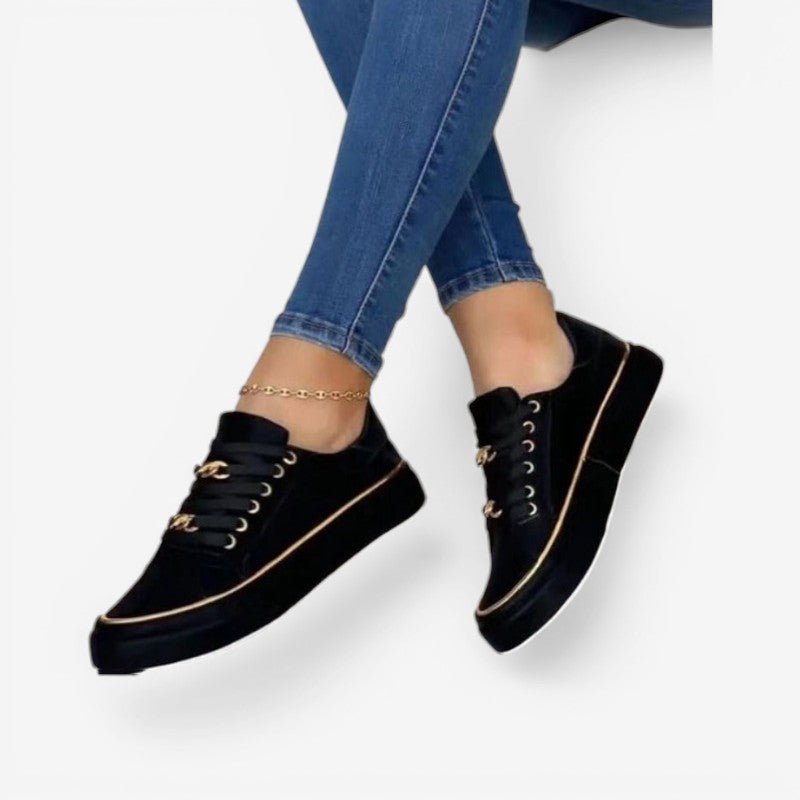 Komfortable damesneakers med snørebånd, rund tå og flad sål. Perfekt til daglig brug.