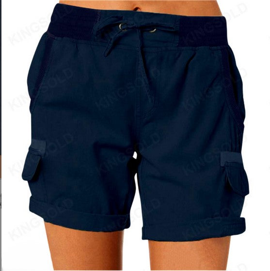 Kvinde iført stilfulde, komfortable højtaljede sommershorts med lommer og et afslappet sommerlook.