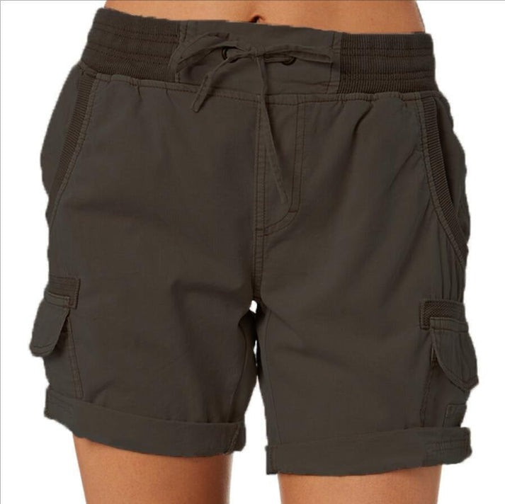 Frontvisning af stilfulde, højtaljede sommershorts til kvinder med komfortabel pasform og lommer.