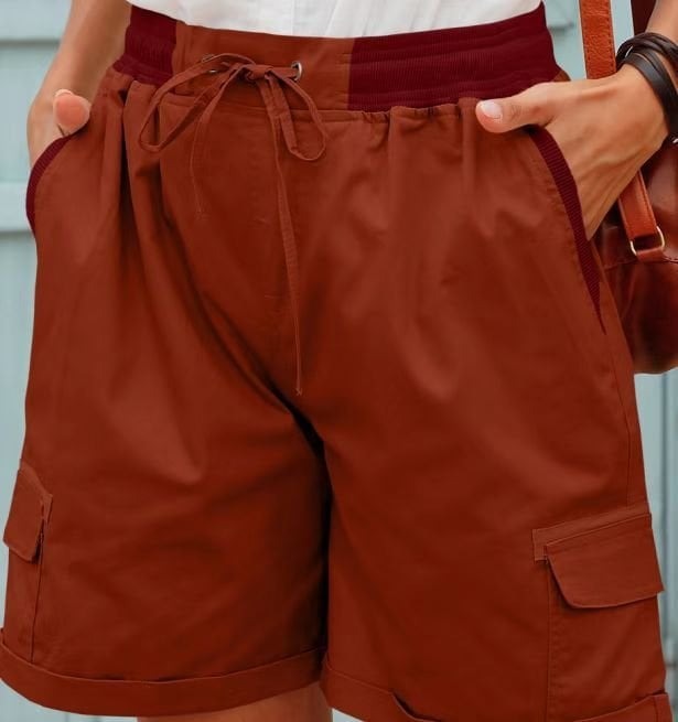 Bagside af afslappede, højtaljede sommershorts til kvinder, komfortable og med god pasform.