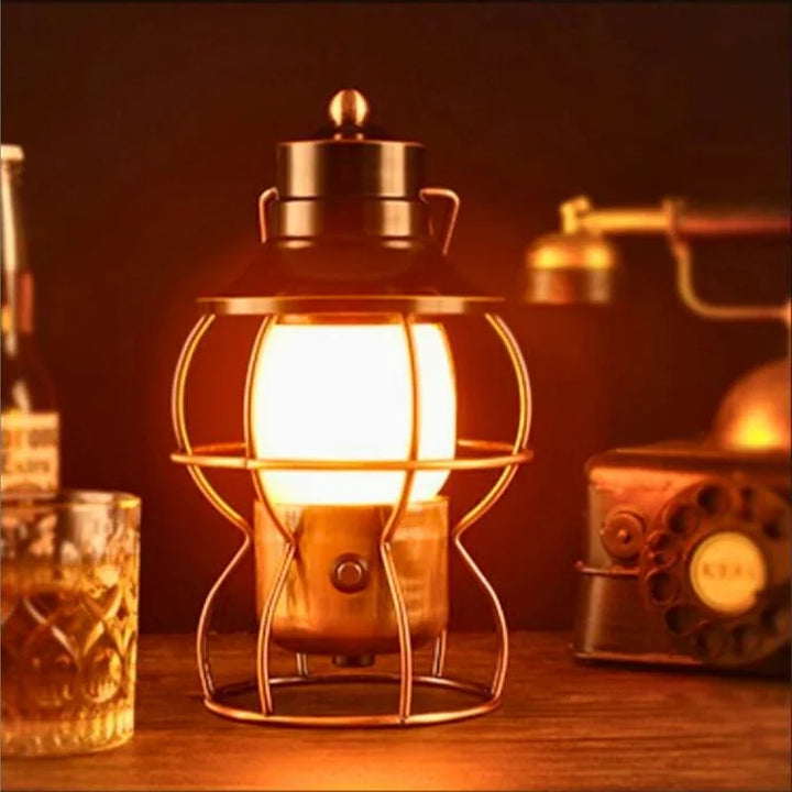 Genopladelig udendørs lampe med LED, ideel til camping. Skaber hyggebelysning til alle eventyr.