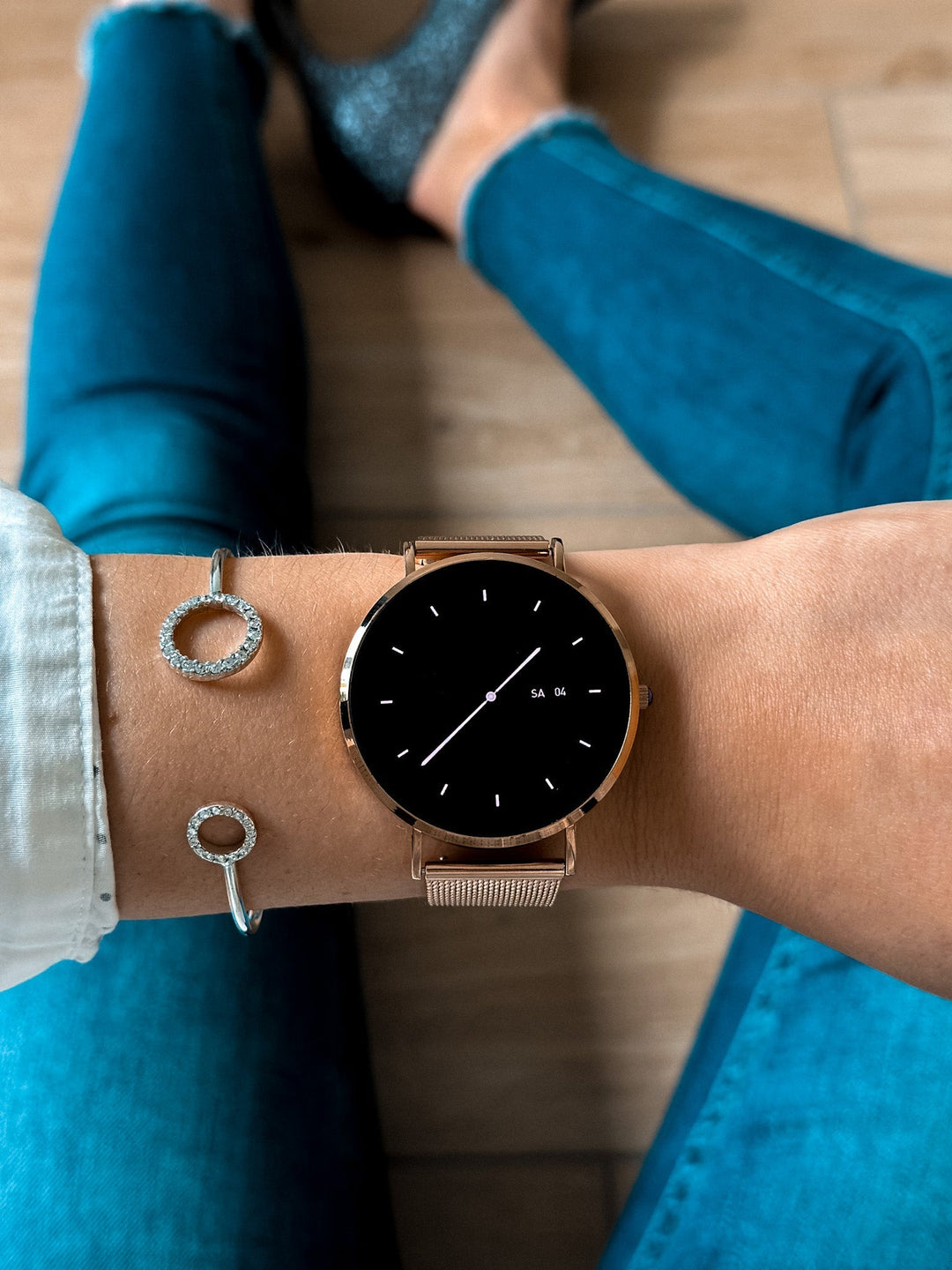 Kompakt, elegant smartwatch med ultratyndt design og mesh-rem, perfekt til enhver stil, AMOLED-skærm.