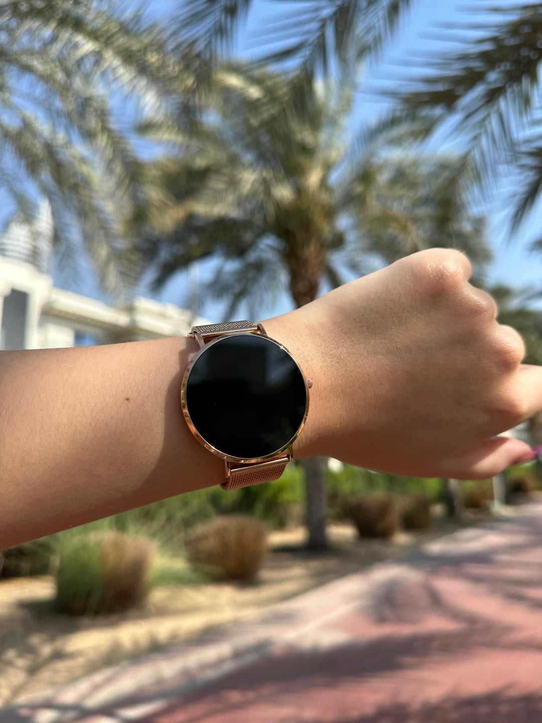 Kompakt, elegant smartwatch med ultratyndt design og mesh-rem, perfekt til enhver stil, AMOLED-skærm.
