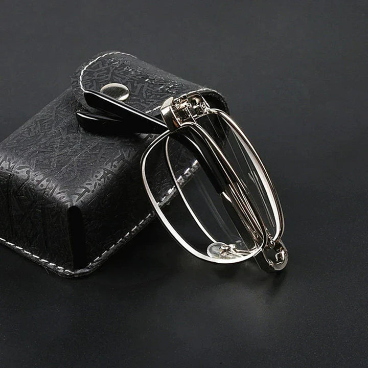 Foldbare læsebriller med robust, rejsevenligt etui. Unisex design for nem synshjælp og bærbarhed.