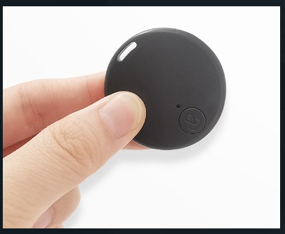 Kompakt sort GPS-tracker med magnet og realtidssporing, ideel til diskret fastgørelse på metaloverflader.