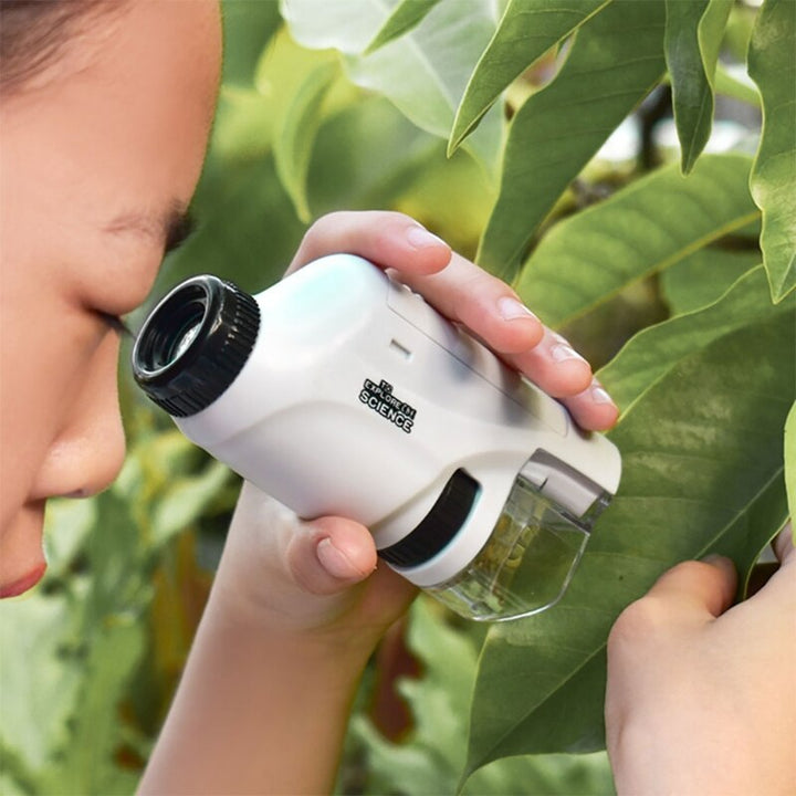 Bærbart kompakt mikroskop til børn i blåt, med LED, ideelt til at udforske insekter, planter og sten.