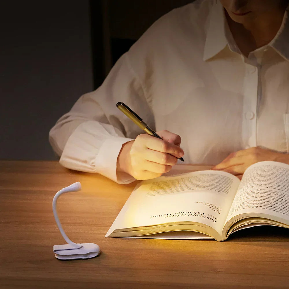 Kompakt Mini Boglampe: dæmpbar, USB-opladelig, med fleksibel 360° klips for optimal læseglæde på farten.