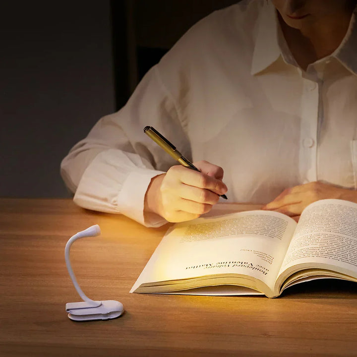 Kompakt Mini Boglampe: dæmpbar, USB-opladelig, med fleksibel 360° klips for optimal læseglæde på farten.