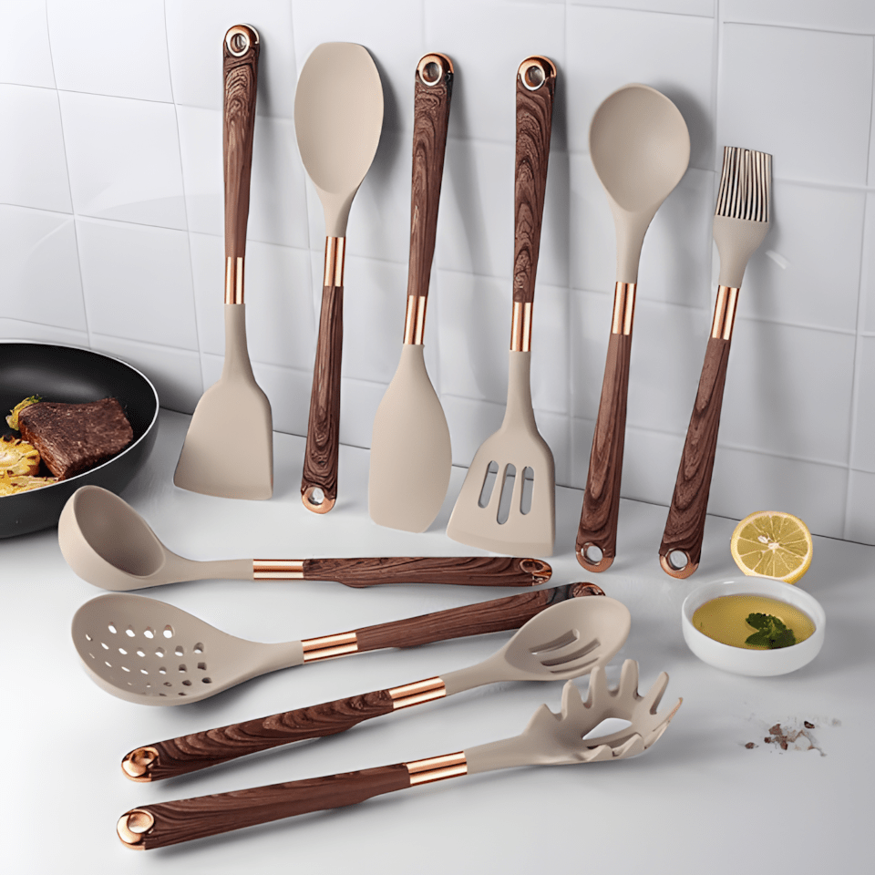 Sort/beige silikone køkkenudstyr med varmebestandige hoveder. BPA-fri og ridsefri for skånsom madlavning.