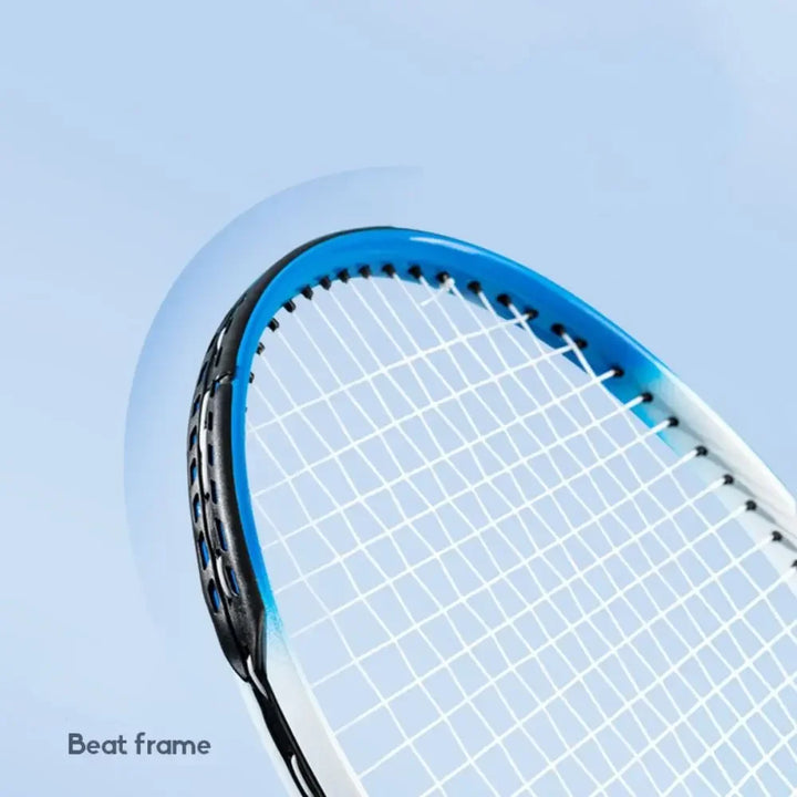 Tennissæt med opspringstræner for små tennisspillere. Fremmer udendørs aktivitet og tennis-færdigheder.