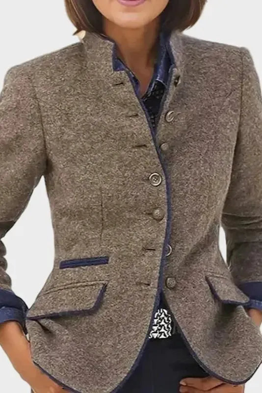 Kort dameblazer med tidløs elegance og moderne stil. Alsidig kvindeblazer til arbejde og fest.