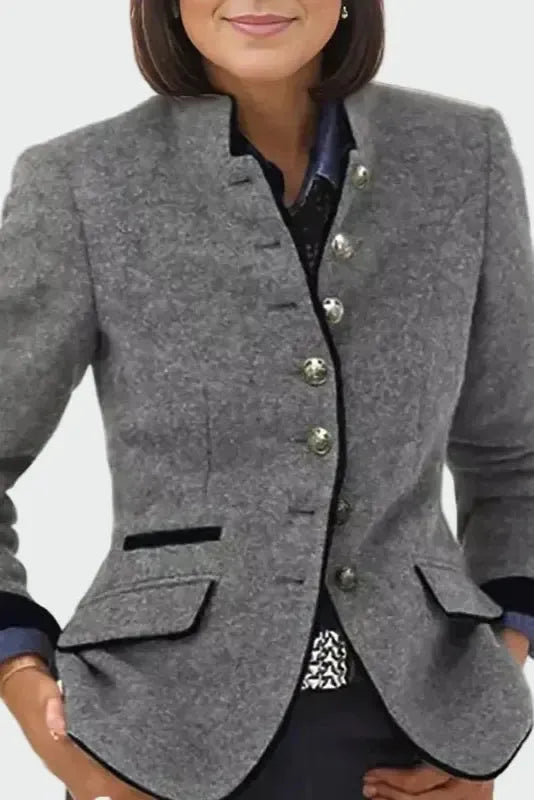 Elegant brun kort dameblazer; moderne og alsidig til både kontor og festlige lejligheder.