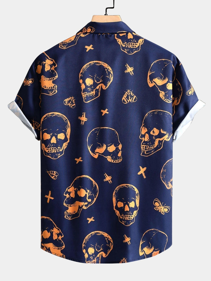Blå casual herreskjorte med kort ærme og iøjnefaldende kranieprint. Ideel til hverdag og fest.