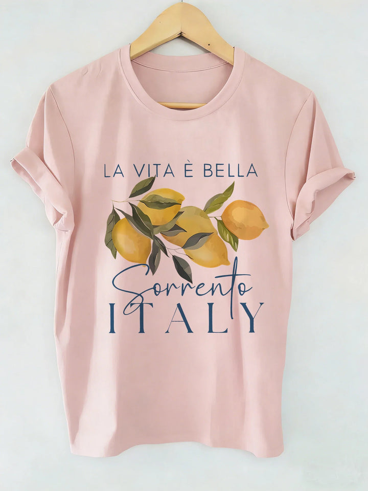 Kortærmet kvinder t-shirt med farverigt frugtprint. Perfekt til en afslappet sommerstil og streetwear.