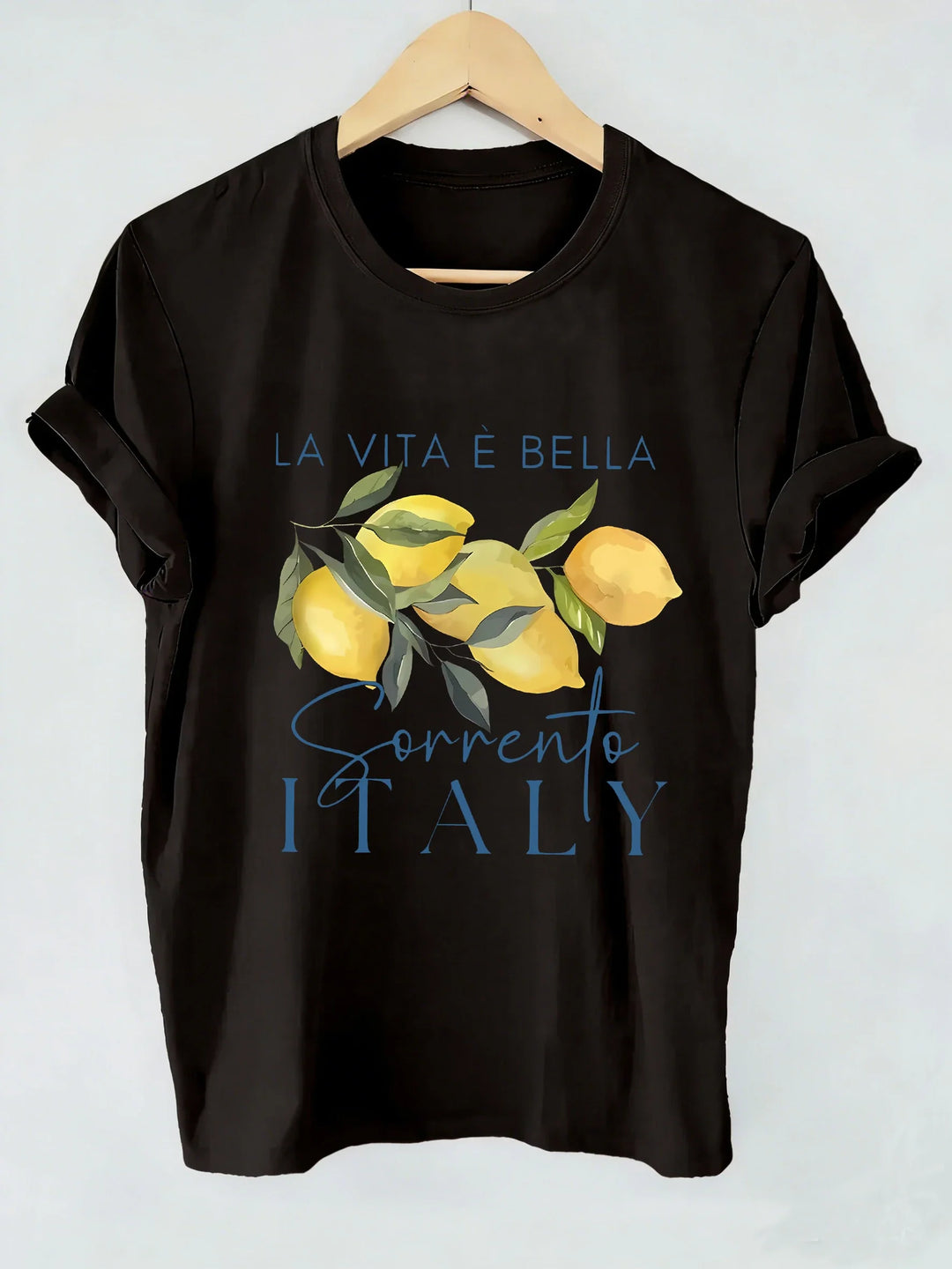 Moderne kvinder t-shirt med livligt frugtprint. Afslappet pasform og behagelig for sommerens casual look.