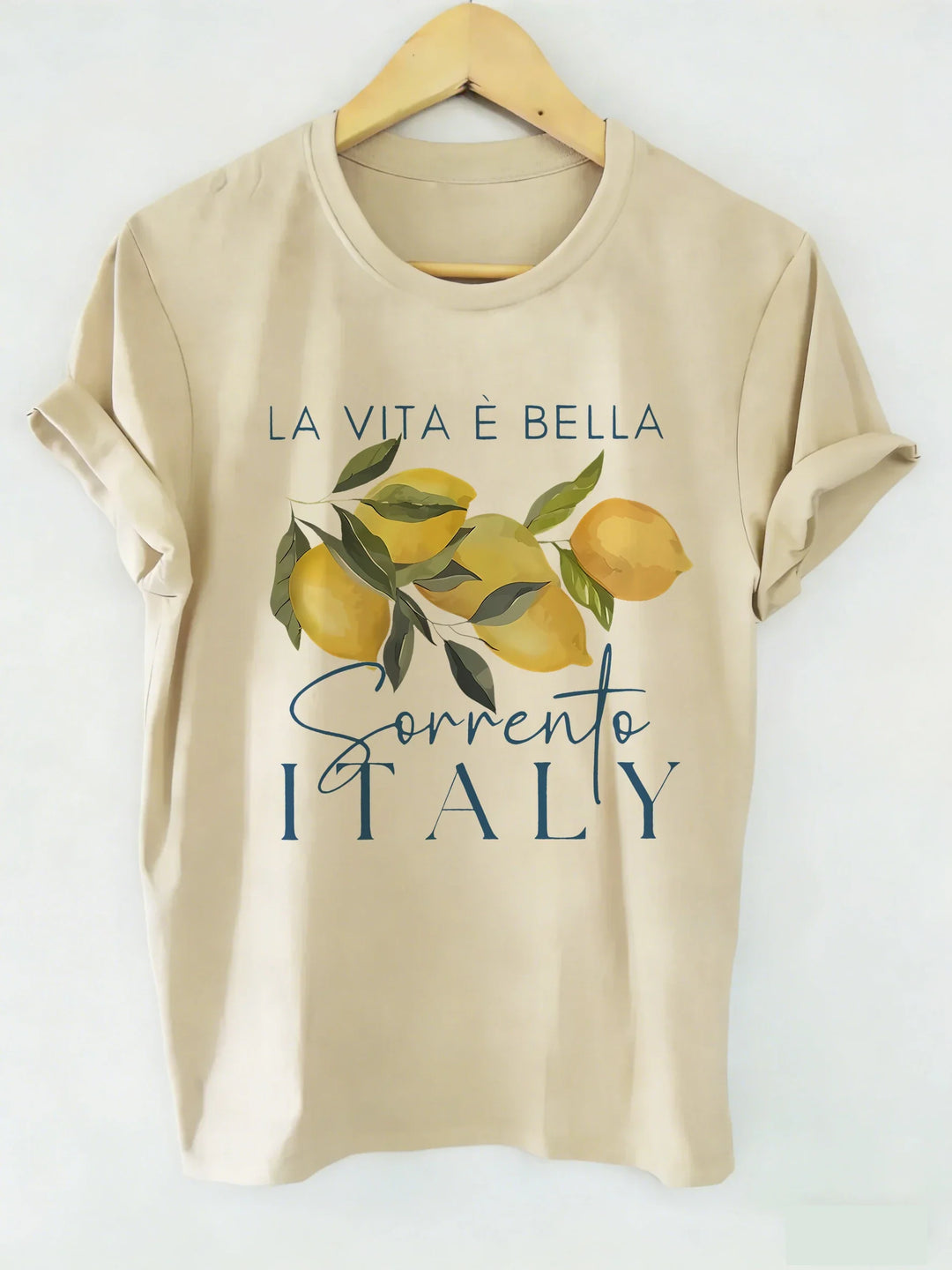 Kortærmet kvinder bluse med friskt frugtprint. Den perfekte casual t-shirt til solrige sommerdage.