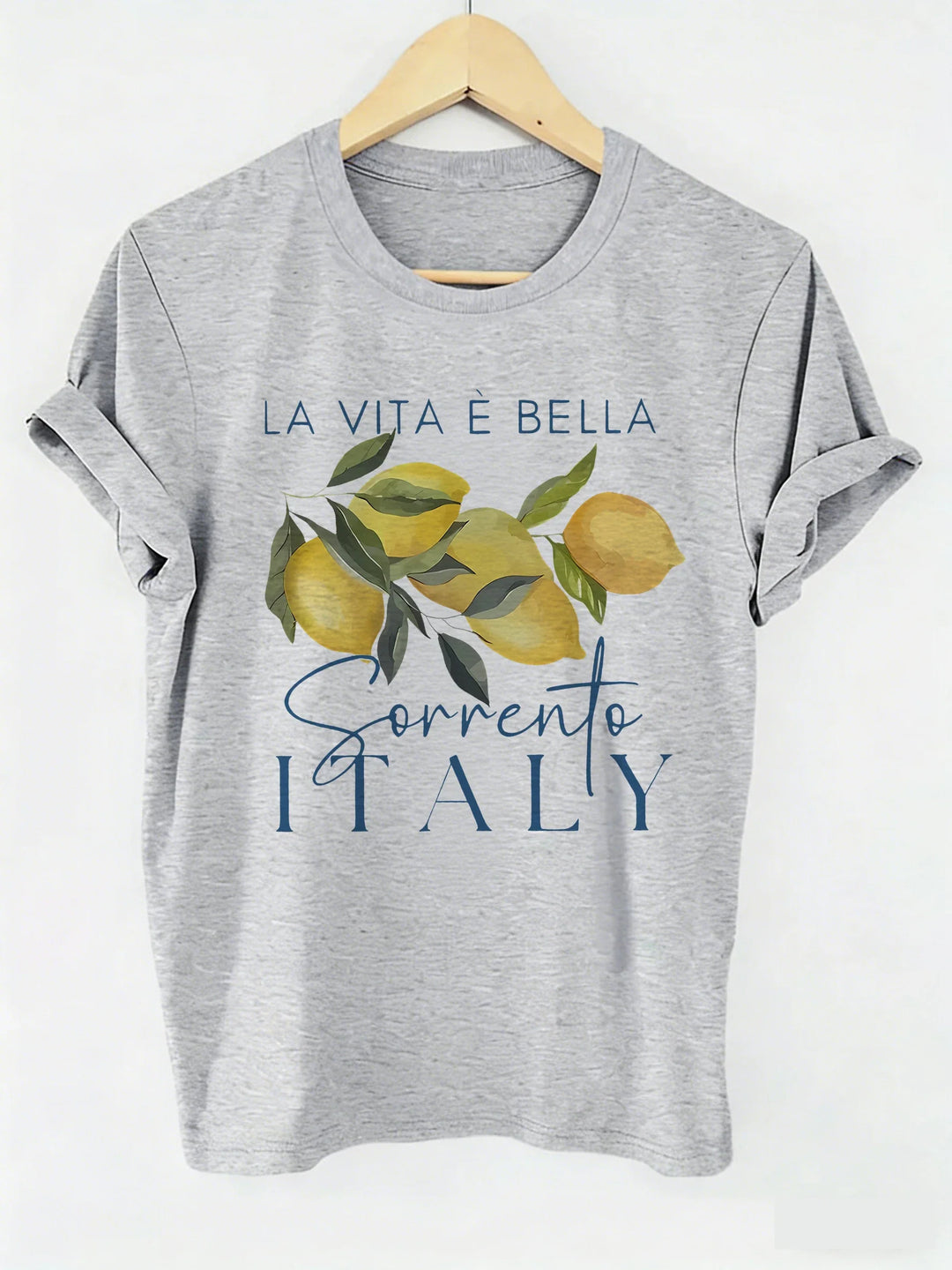 Streetwear kvinder t-shirt med trendy frugtprint. Kortærmet og afslappet pasform for ultimativ sommerkomfort.