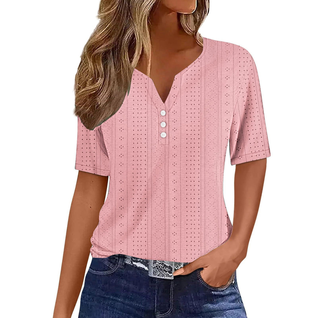 Kortærmet V-hals damebluse med stilfulde knapdetaljer. Moderne og alsidig sommerbluse med afslappet pasform.