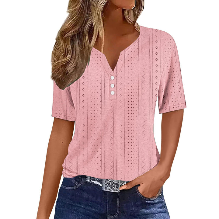 Kortærmet V-hals damebluse med stilfulde knapdetaljer. Moderne og alsidig sommerbluse med afslappet pasform.