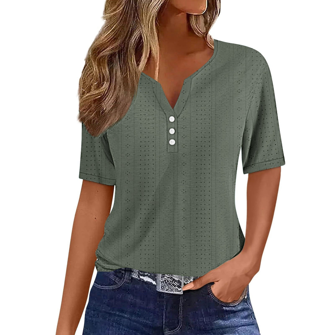Afslappet kortærmet V-hals bluse til damer med knapper. Perfekt hverdagstøj og elegant sommerbluse.