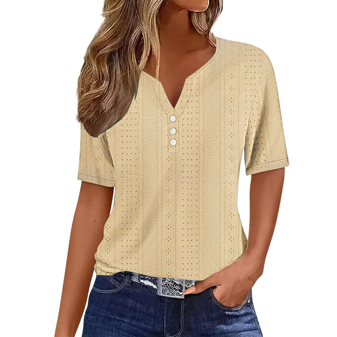 Elegant V-hals damebluse med korte ærmer og dekorative knapdetaljer. Moderne stil, ideel som sommerbluse.