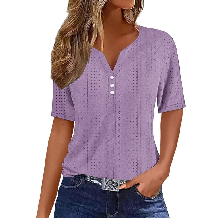 Trendy kortærmet V-hals bluse til damer. Komfortabel afslappet pasform og elegante knapdetaljer. Perfekt sommerbluse.