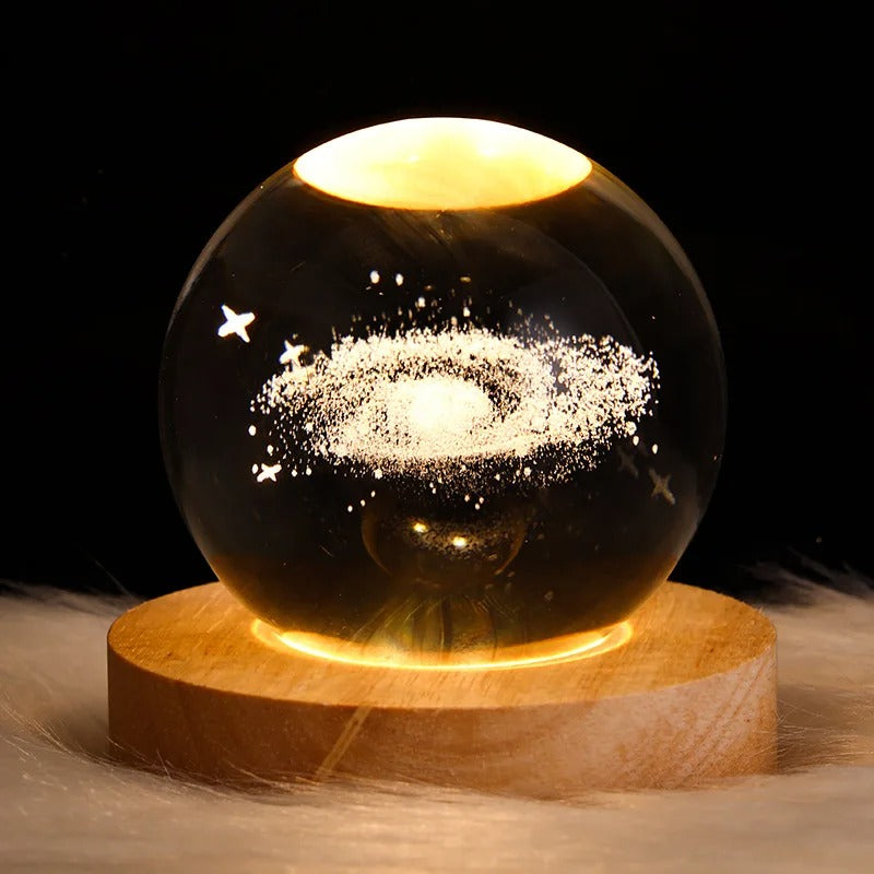Detaljeret 3D galakse lampe, der viser univers og stjerner. Skaber hyggelig kosmisk stemning i rummet.