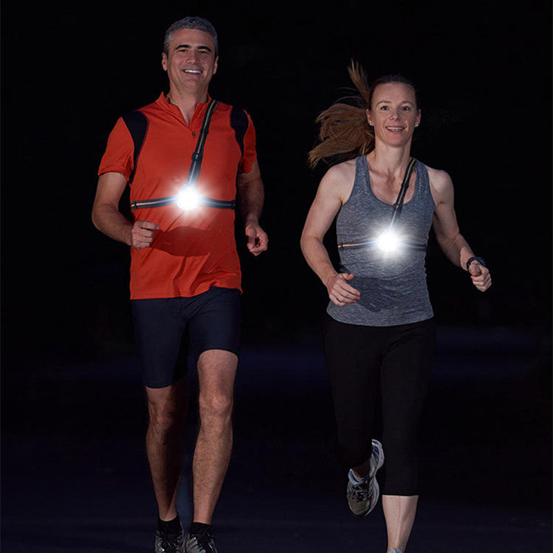 Kraftfuld LED løbelampe til natløb på trail. Vandtæt brystlampe giver sikkerhed og klart lys til udendørs sport.