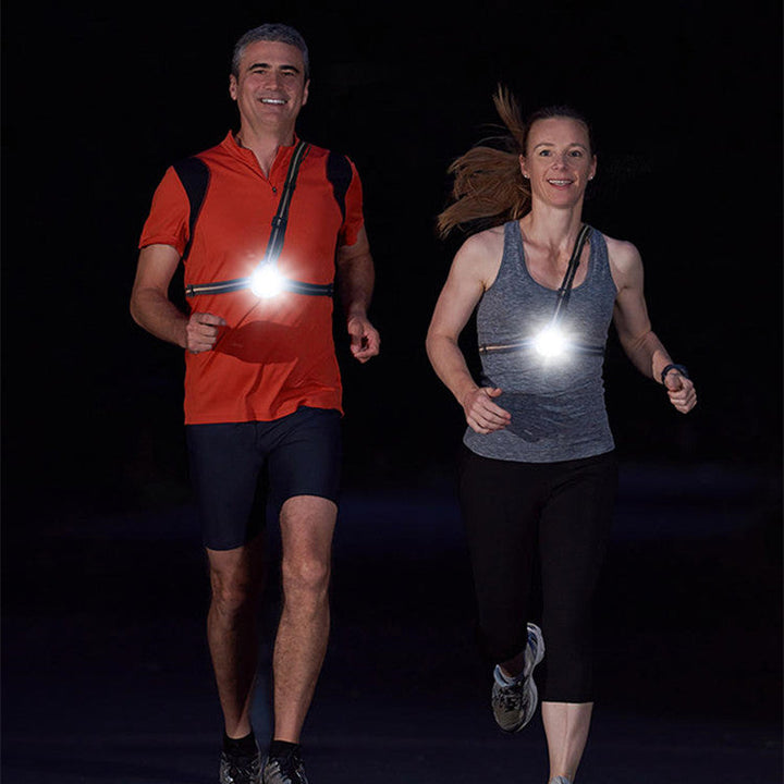 Kraftfuld LED løbelampe til natløb på trail. Vandtæt brystlampe giver sikkerhed og klart lys til udendørs sport.