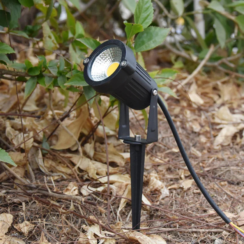 Kraftfuldt LED jordspyd spotlight til haven. Energieffektivt, vandafvisende havelys med COB-teknologi.