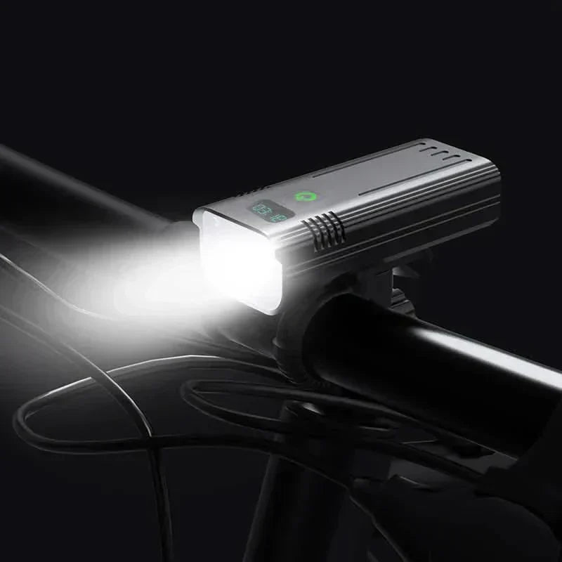 Topmoderne genopladelig cykellygte med 5000 lumen LED for ekstrem nattesikkerhed på cykelstier og veje.