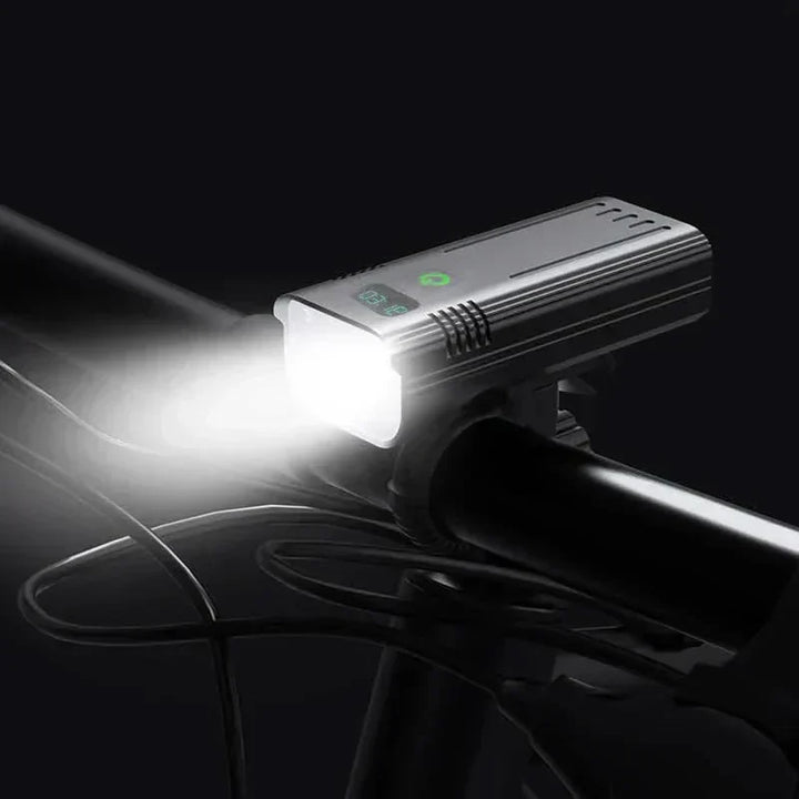 Topmoderne genopladelig cykellygte med 5000 lumen LED for ekstrem nattesikkerhed på cykelstier og veje.