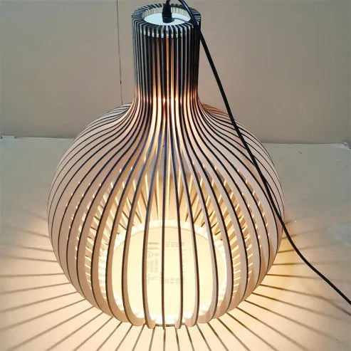 Kreativ nordisk træfuglebur lampe, håndlavet, varmt lys, ideel pendellampe i træ til stilfulde rum.