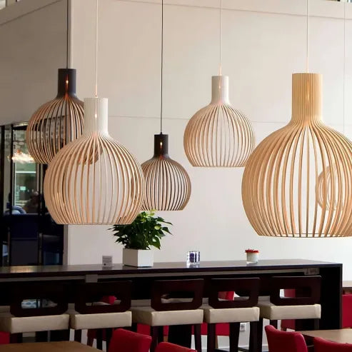 Kreativ nordisk træfuglebur lampe, håndlavet, varmt lys, ideel pendellampe i træ til stilfulde rum.