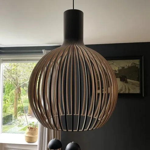 Kreativ nordisk træfuglebur lampe, håndlavet, varmt lys, ideel pendellampe i træ til stilfulde rum.