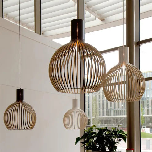 Kreativ nordisk træfuglebur lampe, håndlavet, varmt lys, ideel pendellampe i træ til stilfulde rum.